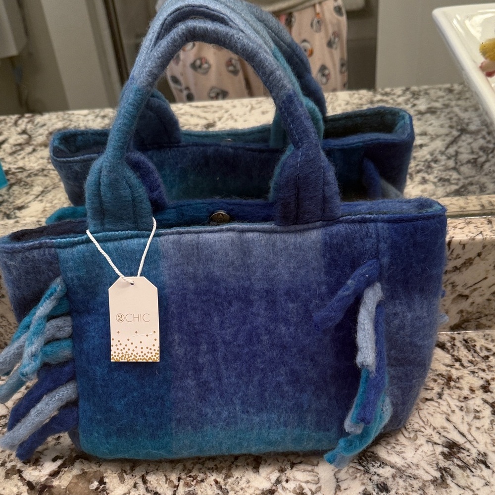 Chic Gradient Blue Tote Bag.. new ..snap closure
Fringe deco.. clean